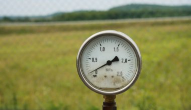 Basınç göstergeleri, sayaçlar, oklar, göstergeler, ölçüm aletleri. Gaz borusu monometresi. Basınç sensörü açık havada. Sayaç, basıncın olmadığını gösteriyor. Monometre iğnesi sıfırda. Basınç eksikliği