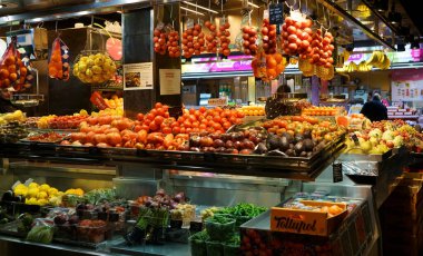 Barcelona, İspanya - 30 Eylül 2018: Barcelona 'daki Boqueria pazarında taze buzlu içecek. Meyve ve buzlu plastik kaplar. 