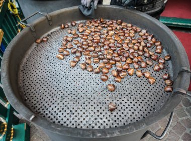 Barbeküde sokak yemekleri ızgara kestane. Arka planda sonbahar lezzetli kestaneler