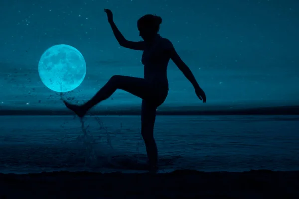 Jedna Kobieta Plaży Sylwetka Dziewczyny Wielki Księżyc Rozprysk Wody — Zdjęcie stockowe