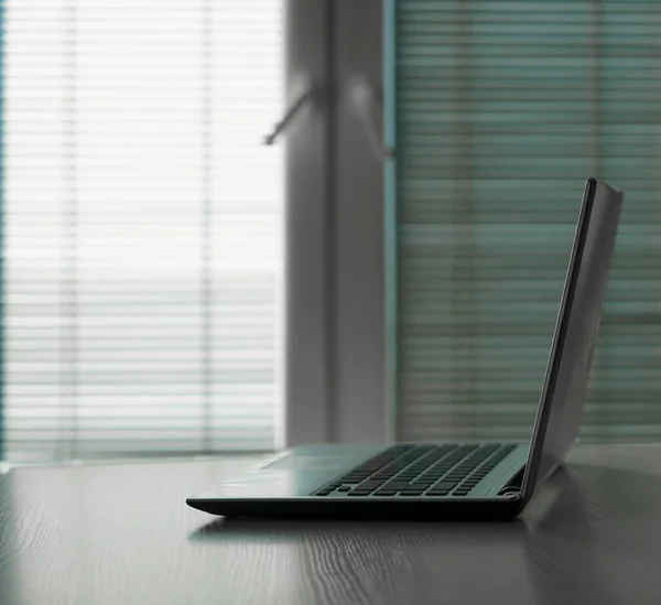 Grauer Laptop Auf Einem Holztisch Einem Modernen Büro Leerer Kopierraum — Stockfoto
