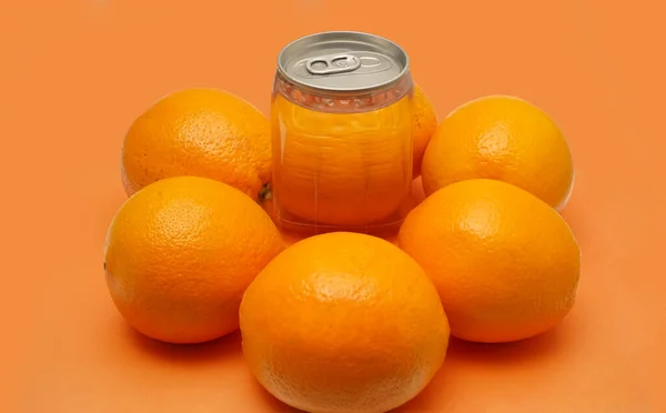 Pomarańczowa Butelka Napoju Bezalkoholowego Izolowana Żółtym Tle Wiele Owoców Pomarańczowych — Zdjęcie stockowe
