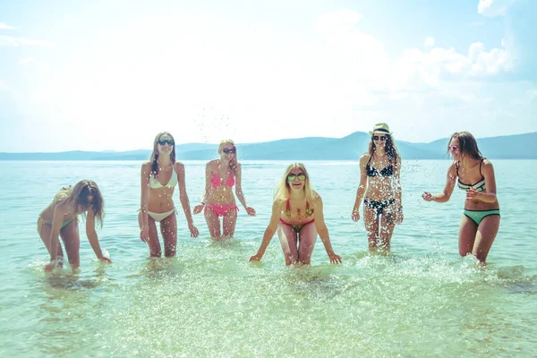 Grupo Jovens Mulheres Felizes Salpicando Água — Fotografia de Stock