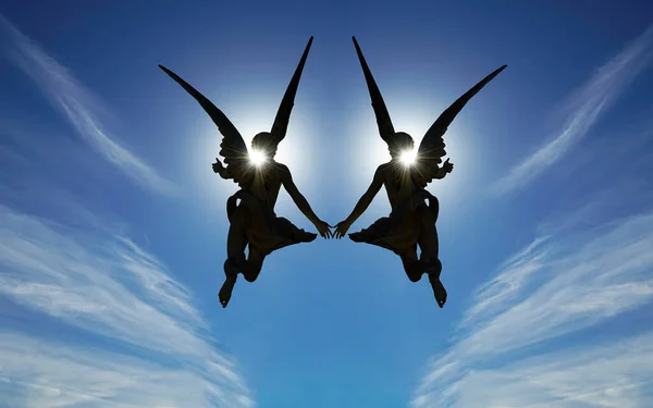 黒の翼を持つ2人の天使の間の情熱のシルエット — ストック写真