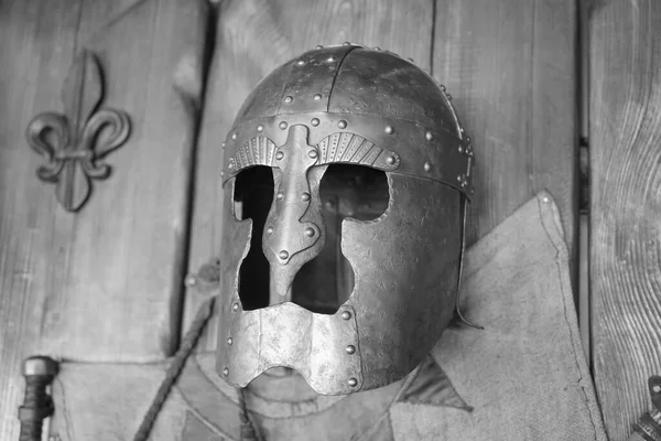 Roman Helmet Wooden Wall Background — Stock Photo, Image