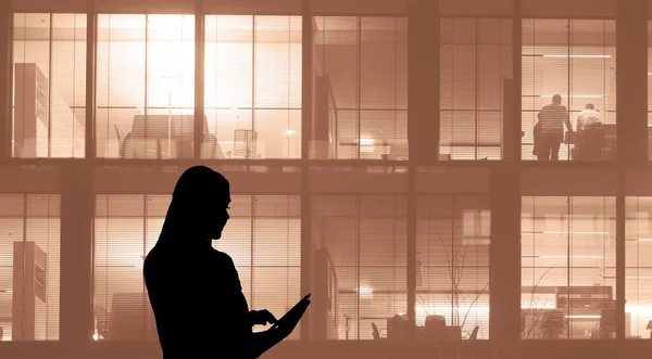 Σιλουέτα Της Γυναίκας Των Επιχειρήσεων Χρησιμοποιώντας Tablet Στο Παρασκήνιο Κτίριο — Φωτογραφία Αρχείου