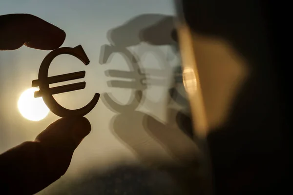 Gouden Europese Valuta Symbool Gebarentaal Euro Met Spiegel Reflectie Zonsondergang — Stockfoto