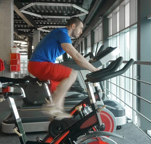 Muskulöser Mann Der Spinning Fahrrad Der Turnhalle Ausdauertraining Mit Dem — Stockfoto