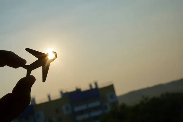 Demir Oyuncak Bir Uçağı Tutan Tatil Seyahat Ulaşım Oyuncak Uçak — Stok fotoğraf