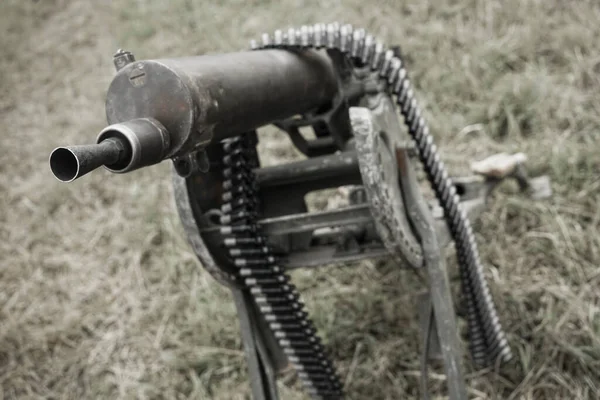 机枪立在绿草上 把注意力放在枪管上第一次世界大战的时代 — 图库照片