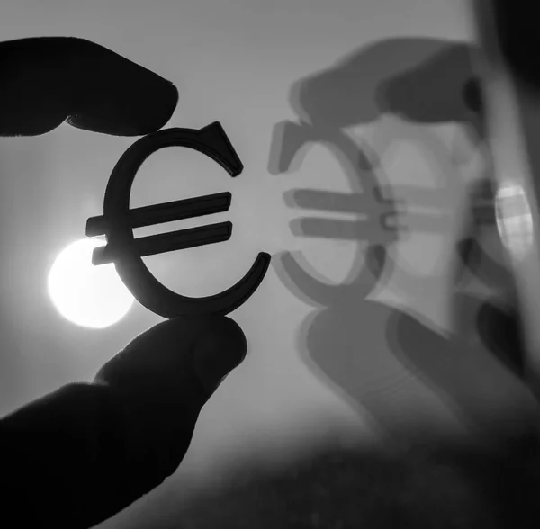 Gouden Europese Valuta Symbool Gebarentaal Euro Met Spiegel Reflectie Zonsondergang — Stockfoto