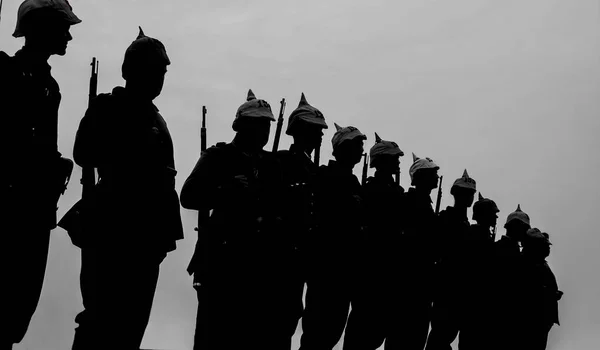 Siluetas Soldados Militares Alemanes Oficiales Con Armas Atardecer —  Fotos de Stock