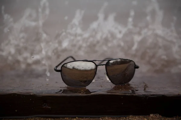 Espejo Gafas Sol Playa Con Ondas Borrosas Salpicando Fondo — Foto de Stock