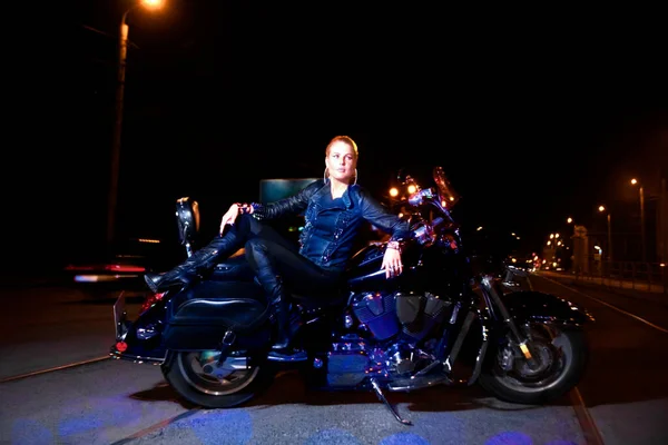 Девушка Мотоцикле Обочине Дороги Огни Ночного Города Молодая Женщина Сидящая — стоковое фото