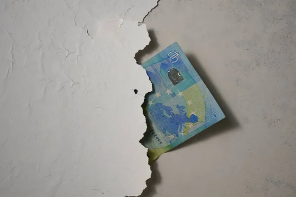 지폐가 석고가 콘크리트 벽에서 떨어지다 — 스톡 사진
