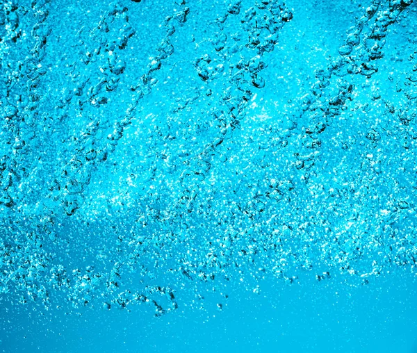 Rozlewa Wodę Fontannie Tle Błękitnego Nieba Sezon Letni Strumień Wody — Zdjęcie stockowe