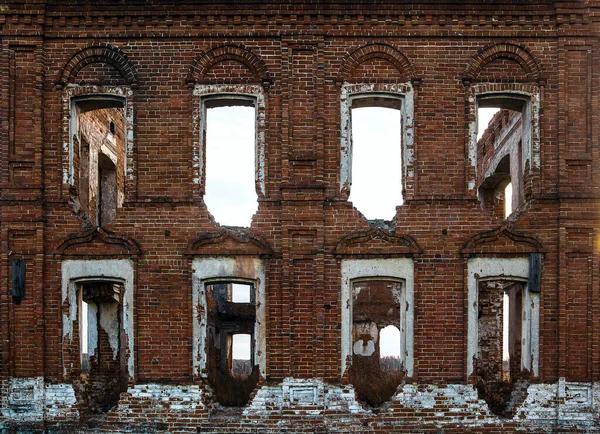 Mauer Eines Verlassenen Gebäudes Mit Zerbrochenen Fenstern Altes Rotes Backsteinhaus — Stockfoto