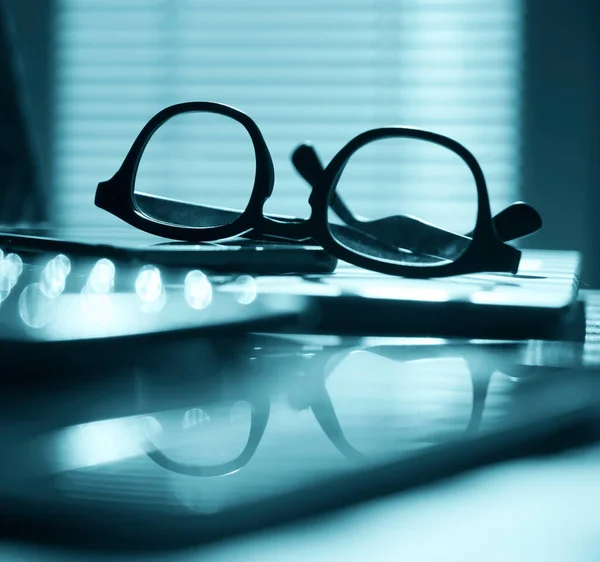 Dizüstü Bilgisayarı Gözlüklü Bir Ofis Bilgisayarlı Pencerelerin Yanındaki Ofis Masasının — Stok fotoğraf