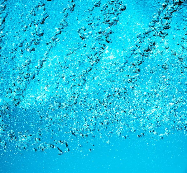 Espalha Água Fonte Fundo Céu Azul Época Verão Jato Água — Fotografia de Stock