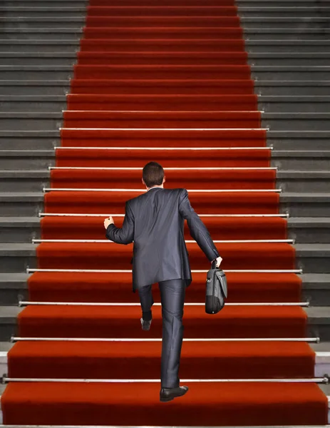 Üzletember Kézitáskával Felsétált Emeletre Visszapillantás Lépcsős Üzletemberekre Vörös Szőnyeg — Stock Fotó