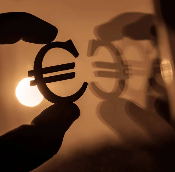 Gouden Europese Valuta Symbool Gebarentaal Euro Met Spiegel Reflectie Zonsondergang — Stockfoto