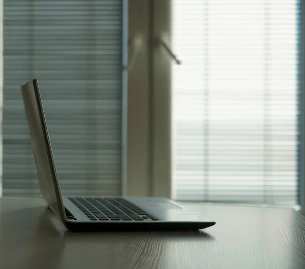 Ordinateur Portable Gris Sur Une Table Bois Dans Bureau Moderne — Photo