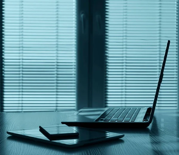 Freiberuflicher Schreibtisch Mit Zubehör Und Fernarbeit Laptop Computer Und Digitales — Stockfoto