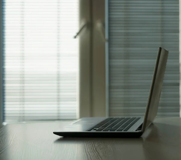Modern Bir Ofiste Ahşap Bir Masada Gri Bir Dizüstü Bilgisayar — Stok fotoğraf