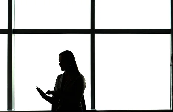 Sylwetka Kobiety Biznesu Korzystającej Tabletu Pokoju Biurowym Koncepcji Technologii Lub — Zdjęcie stockowe