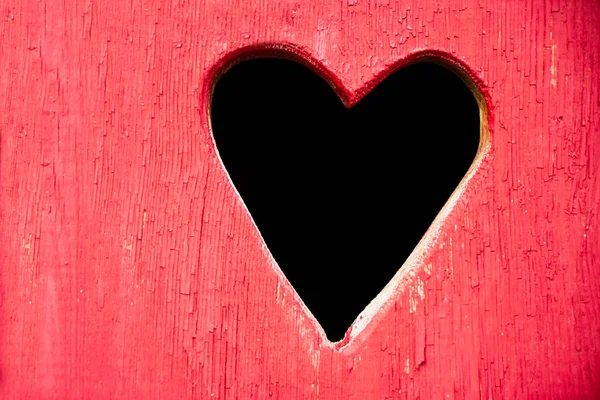 Siyah Kalpli Kırmızı Ahşap Kapı Tahtaya Kazınmış Bir Kalp Aşkın — Stok fotoğraf