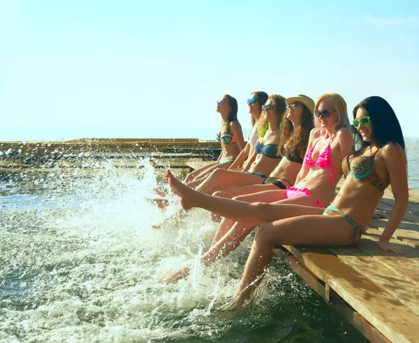 Группа Счастливой Молодой Женщины Брызгает Водой Красивый Летний Закат — стоковое фото