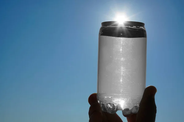 人类的手拿着一个水罐挡住夕阳 靠近点 — 图库照片