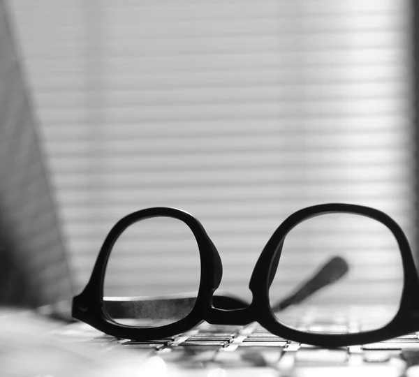 Büroarbeitsplatz Mit Laptop Und Brille Blick Auf Den Bürotisch Neben — Stockfoto