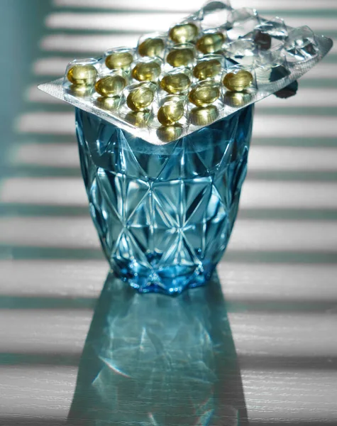 Склянка Води Таблетки Омега Білому Сонячному Столі Омега Риб Ячий — стокове фото