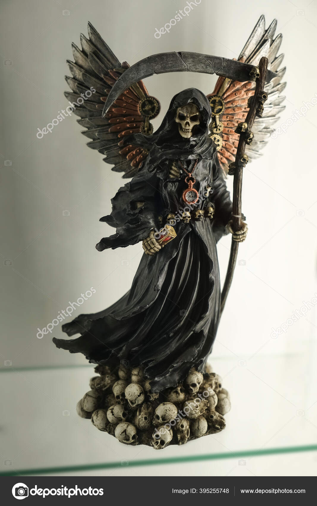 死神冷酷的死神骷髅身穿黑色长袍手里拿着镰刀梅门托流行病大流行时间——图库图片© borjomi88 #395255748