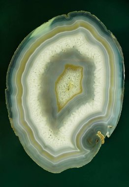 Taşın deseni yeşil ve beyaz bir kesikle