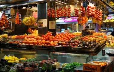 Barcelona, İspanya - 30 Eylül 2018: Barcelona 'daki Boqueria pazarında taze buzlu içecek. Meyve ve buzlu plastik kaplar. 