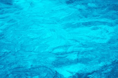 Okyanustaki su altı turkuaz dokusu. Tropikal denizde kabarcıklar. Dalgalı derin turkuaz ve mavi Akdeniz