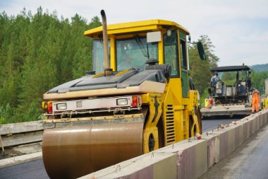 Otoyol onarımı, yol yapım makineleri