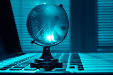 Saydam Globe 'lu defter. boş siyah ekran.