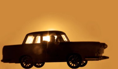 Özgürlük, mutlu ve özgür bir çift sarı antika bir arabayla neşeli bir şekilde araba sürüyorlar. Arkadaşlar yaz günü güneş mavisi gökyüzünün altında yolculuğa çıkıyorlar. Taksici modeli. arka plan