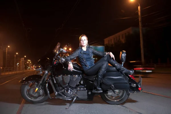 Chica Motocicleta Lado Carretera Las Luces Ciudad Nocturna Backgroung Young —  Fotos de Stock