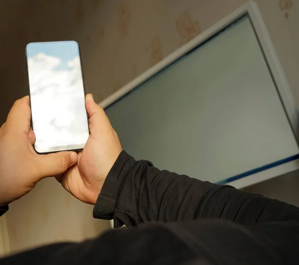 Een Man Met Een Mobieltje Een Bureau Leeg Scherm Lege — Stockfoto