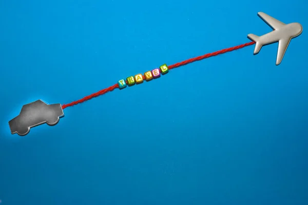 Model Samolotu Samochodu Oraz Podróż Słowna Wykonane Kolorowych Liter — Zdjęcie stockowe