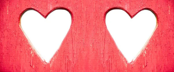 Rote Holztür Mit Zwei Herzen Herzen Auf Einem Holzbrett Geschnitzt — Stockfoto
