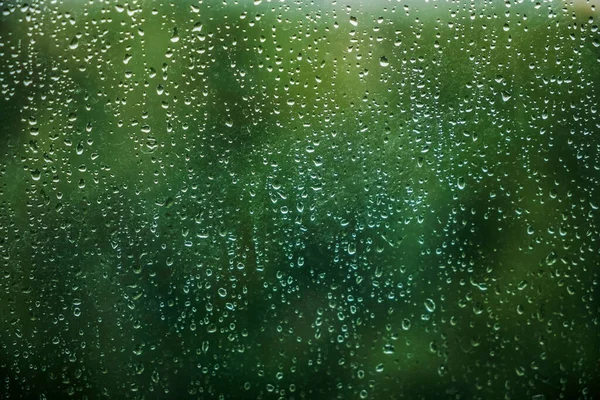 摘要湿法玻璃背景 窗玻璃上的雨滴 背景模糊不清 雾蒙蒙的窗户上的雨滴 — 图库照片