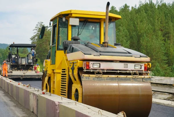 Highway Road Repair Asphalt Compactor Summer Day Blue Sky Green — Stock Photo, Image