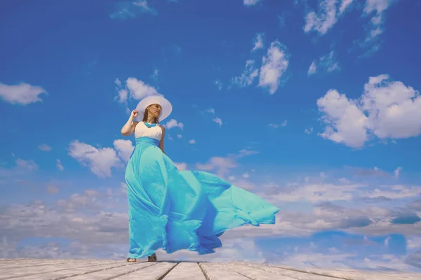 Chica Con Vestido Blanco Azul Está Pie Muelle Madera Sobre —  Fotos de Stock