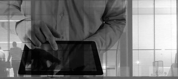 Czarny Tablet Dłoni Tle Budynku Biurowego Przenośny Komputer Scena Nocna — Zdjęcie stockowe