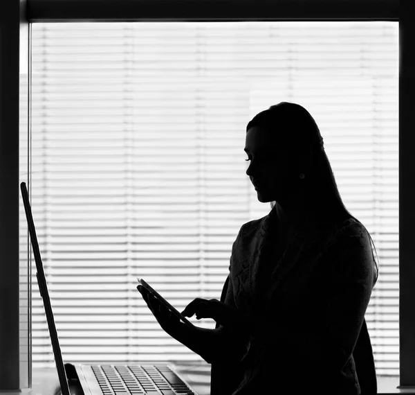 Ofis Odasında Tablet Kullanan Asyalı Kadınının Silueti Teknoloji Iletişim Konsepti — Stok fotoğraf